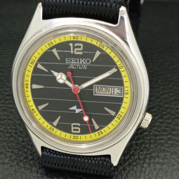 Vintage 1972 Seiko Automatic Mens Silver Watch W/daydate & Yellow accents - Picture 3 of 9